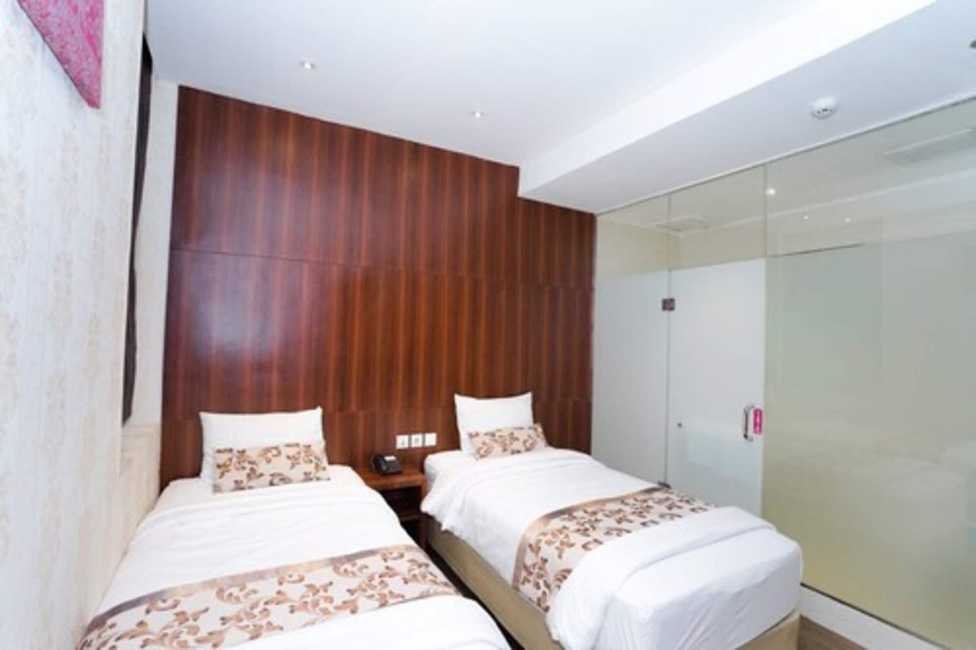 The Batik Hotel Medan Exterior photo