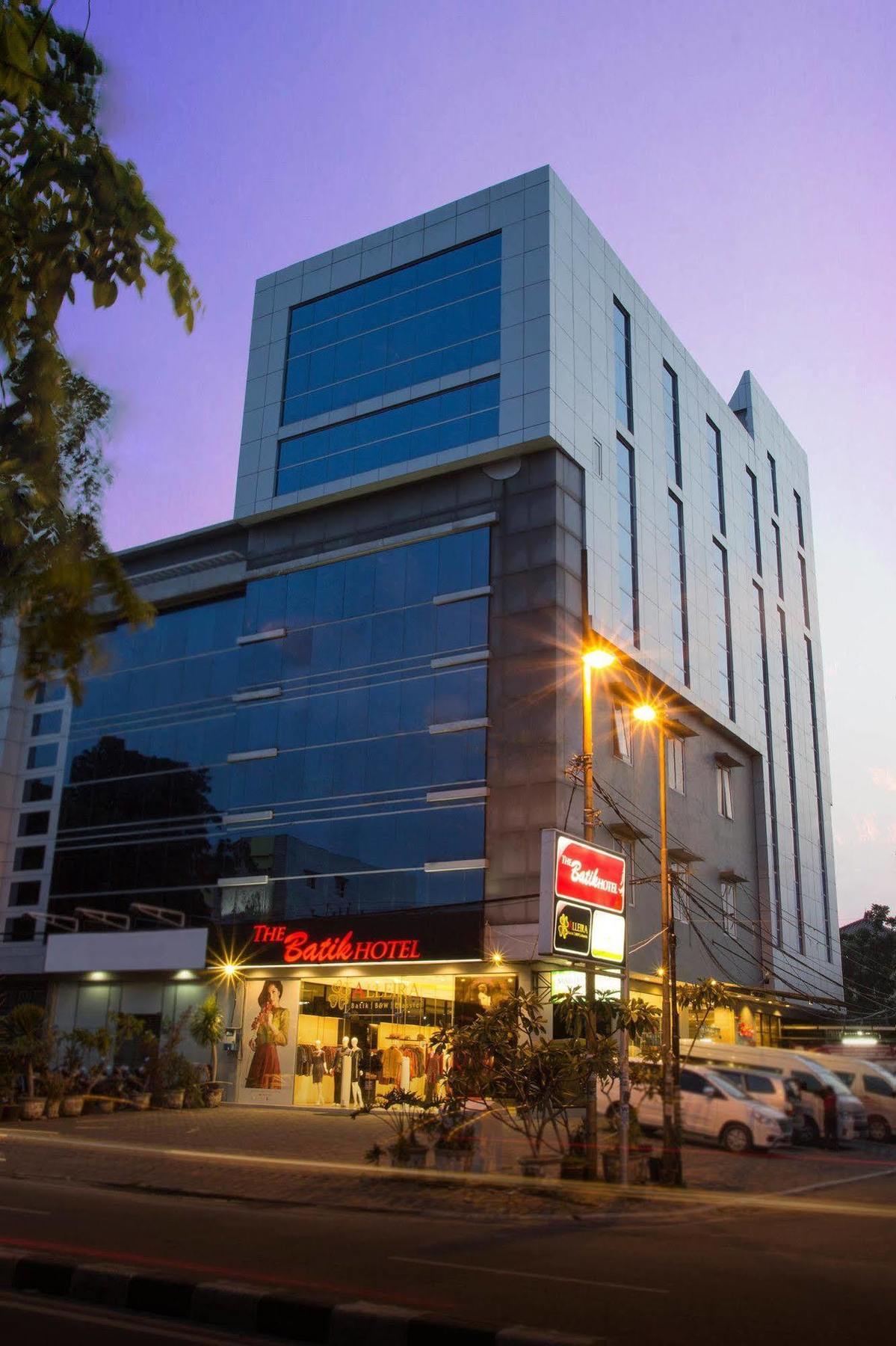 The Batik Hotel Medan Exterior photo